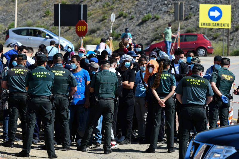 Des Marocains bloqués dans l'enclave espagnole de Ceuta par le coronavirus manifestent pour pouvoir rentrer chez eux, le 22 mai 2020