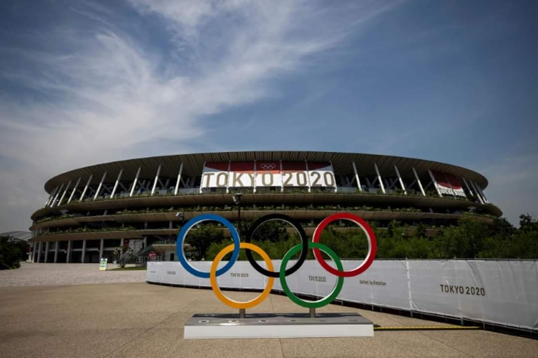 Rappelons que c’est en Septembre 2013 que Tokyo a été désignée pour abriter les jeux olympiques 2020. Cependant la pandémie du Covid-19, qui a touché le Japon comme tous les autres pays de la planète, en a décidé autrement. Le gouvernement japonais malgré les réticences d’une partie de sa population, a décidé de les reporter en 2021. C’est ainsi que l’ouverture des jeux olympiques 2020 a eu lieu à Tokyo le 23 Juillet 2021. La cérémonie d’ouverture qui a débuté par l’annonce de l’Empereur japonais Naruhito « Je déclare ouverts les jeux de Tokyo » n’a pas eu le caractère festif comme à Rio en 2016. Elle s’est déroulée dans une enceinte à huis clos avec des tribunes quasi-vides. Parmi les privilégiés étrangers qui ont assisté à l’ouverture, figuraient le Président français Emmanuel Macron et la première dame des Etats-Unis Jill Biden. Dans son discours Thomas Bach le Président du Comité international olympique (CIO) a déclaré « Aujourd’hui est un moment d’espoir car enfin nous sommes tous réunis ». Ces jeux « c’est la lumière au bout du tunnel obscur de cette pandémie ». Cependant malgré les feux d’artifice, les tableaux des danses modernes, les prouesses technologiques, les arts traditionnels japonais, la cérémonie d’ouverture était empreinte de sobriété et de gravité. En témoigne l’hommage au personnel médical, infirmières et soignants choisis pour porter le drapeau olympique jusqu’au mât où il flottera pendant deux semaines. Comme à l’accoutumée, le défilé des 206 délégations a débuté avec une innovation : deux porte-drapeaux, un homme et une femme pour montrer la stricte égalité des sexes dans ces jeux. Faute de public, les applaudissements et les acclamations étaient rares, malgré les efforts de certaines délégations de créer une atmosphère joyeuse pendant leur défilé. Au total 11.090 sportifs vont participer à ces jeux avec autant d’hommes que de femmes. On décompte 339 épreuves au programme, dont certaines ont été ajoutées pour la première fois comme le skateboard, le surf, la basket 3 x 3, et l’escalade. Sur le plan sportif, certaines icônes se détachent comme le serbe Novak Djokovic au tennis, les nageurs américains Caeleb Dressel et Katie Ledecky, et leur compatriote Simone Biles en gymnastique. De même le français Teddy Riner a des chances de devenir le premier triple champion olympique de Judo dans la catégorie lourds. En tous cas, tous les sportifs présents vont faire tout leur possible pour arracher des médailles au profit de leur pays. Le gouvernement japonais à qui nous devons rendre hommage pour le maintien des jeux olympiques malgré la pandémie, va prendre en charge le coût de ces jeux estimé à 13 milliards d’euros, dont 2,3 milliards ont été nécessaires pour le report de 2020 à 2021. Il a en outre pris des mesures très strictes pour éviter la propagation du Covid-19 pendant les jeux. C’est ainsi que des tests quotidiens seront effectués par les sportifs, et que le port de masque sera obligatoire pour tous. Dans le village olympique, les rassemblements seront limités au maximum, de même qu’il a été interdit aux proches et aux familles des sportifs étrangers de venir au Japon pendant les jeux. Enfin les épreuves auront lieu en absence quasi-totale du public. Ces jeux vont se dérouler à Tokyo, pendant deux semaines alors que le monde traverse une période tourmentée de son histoire. La pandémie du Covid-19 s’est traduite à ce jour (26 Juillet 2021) par 194 millions de cas de contaminations et 4,16 millions de décès. Beaucoup de familles dans le monde ont perdu un proche ou sont tombées dans la précarité. La Banque mondiale a constaté une régression de l’économie mondiale de 4,3% en 2020, mais prévoit une croissance de 5,6% en 2021. La croissance sera inégale selon les régions, principalement par le fait que la vaccination anti-Covid 19 n’a pas été répartie équitablement dans le monde. En 2021, l’Asie de l’Est Pacifique connaîtra une croissance de 7,7% suivie de l’Asie du Sud avec une croissance de 6,8%, l’Amérique latine et les Caraïbes avec une croissance de 5,2%, l’Europe et l’Asie Centrale avec une croissance de 3,9%, enfin l’Afrique subsaharienne avec une croissance de 2,8% et la région Mena (Afrique du Nord et Moyen-Orient) avec une croissance de 2,4%. En conclusion, l’humanité devant cette terrible pandémie n’a que le choix de la résilience pour s’en sortir. Il faut saluer le rôle des Etats qui ont joué un grand rôle de protection de la santé et de l’économie. Rendre aussi hommage aux scientifiques qui ont mis au point des vaccins anti-Covid 19 dans des délais très courts : une année au lieu d’une dizaine usuellement. Sans oublier les soignants : médecins, infirmiers, pharmaciens et personnels de la santé, qui se sont mobilisés sans compter pour lutter contre la maladie. Les médias ont joué un grand rôle pour sensibiliser les populations sur les risques de la pandémie, et les mesures de préventions répétées à longueur de journée. La solidarité internationale pour lutter contre la pandémie, faible au départ du fait de la surprise et de la méconnaissance de la maladie, s’est affirmée au cours du temps, mais reste insuffisante même aujourd’hui notamment pour la disponibilité des vaccins aux pays démunis. La seule façon de lutter contre cette pandémie est de continuer à vivre normalement, et surtout à travailler et se divertir tout en prenant les mesures de précaution. C’est ce qu’a décidé le Japon en maintenant les jeux olympiques de Tokyo, ce grand pays qui était en ruines après la seconde guerre mondiale, et qui est devenu grâce au travail et à la discipline la troisième puissance de la planète après les Etats-Unis et la Chine.