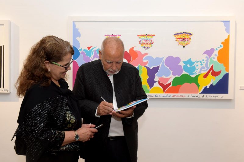 Le poète et artiste peintre, Tahar Ben Jelloun, signe le catalogue de son exposition ‘La couleur des mots’