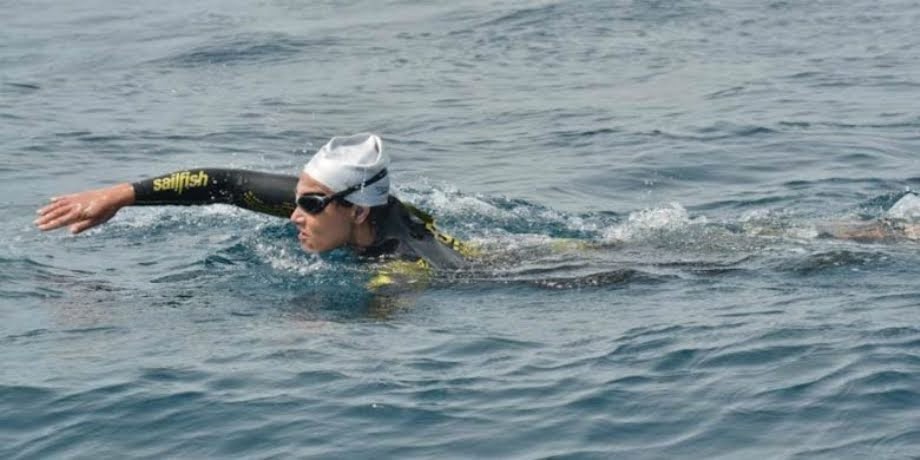 La nageuse marocaine Nadia Ben Bahtane pendant le défi entre Taghazout et Agadir