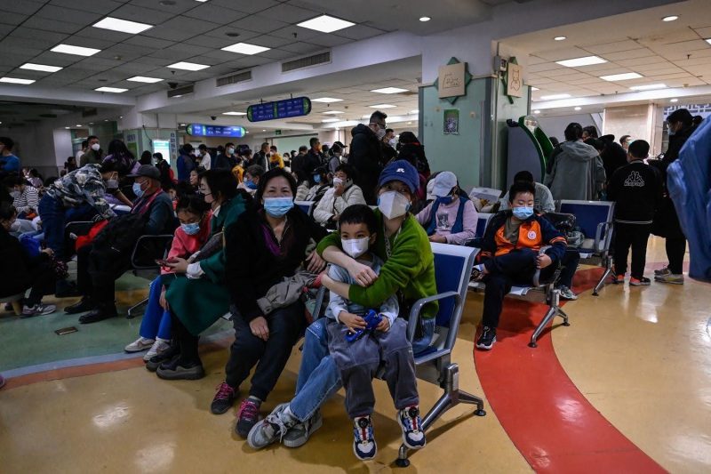 Quelles sont ces "maladies respiratoires", en hausse dans le nord de la Chine, surtout chez des enfants? Près de quatre ans après les premiers signaux du Covid, Pékin évoque des virus déjà connus et la première saison froide depuis la fin des restrictions pandémiques. Malgré des incertitudes, l'OMS et des experts ne penchent pas, à ce stade, pour un nouveau virus. Le 13 novembre, les autorités chinoises ont rapporté une hausse des maladies respiratoires, principalement chez des enfants. Elles l'ont attribuée à l'abandon des restrictions anti-Covid, à l'arrivée de la saison froide, à la circulation de pathogènes connus (virus de la grippe, bactérie mycoplasma pneumoniae, VRS à l'origine de bronchiolites, SARS-CoV-2). Et lundi, le système de veille ProMED --à l'origine fin 2019 du premier signal sur la pneumonie mystérieuse qui se révèlera être le Covid-19-- a alerté sur des hôpitaux "submergés d'enfants malades" d'une infection respiratoire inconnue. Quelques cas d'adultes, notamment des professeurs, ont été mentionnés. Une flambée signalée principalement à Pékin et dans des villes telles que Liaoning (nord-est). Les symptômes rapportés? De la fièvre, une inflammation pulmonaire sans toux, parfois des nodules pulmonaires --boules sur le poumon résultant d'une infection, détectée par radiographie ou scanner. Aucun décès n'a été rapporté. A Pékin, à l'hôpital de l'Institut de pédiatrie, des journalistes de l'AFP ont vu jeudi une foule de parents et d'enfants. Certains parents ont évoqué des infections mycoplasma pneumoniae, une cause connue de pneumonies pédiatriques, traitée avec des antibiotiques. Près de quatre ans après l'apparition en Chine d'une mystérieuse "pneumonie virale", la nouvelle a ravivé les craintes d'une potentielle nouvelle pandémie. Des messages sur les réseaux sociaux s'inquiètent d'"un nouveau virus venant de Chine", ou d'"un nouveau Covid". L'Organisation mondiale de la santé (OMS), qui a épinglé plusieurs fois Pékin pour son manque de transparence sur la pandémie et a été elle-même critiquée sur son délai de réaction au Covid, a demandé davantage d'informations sur la hausse d'infections respiratoires chez les enfants. La Chine a répondu jeudi qu'"aucun pathogène inhabituel ou nouveau n'avait été détecté", mais elle signale "une hausse des consultations externes et des hospitalisations d'enfants dues à mycoplasma pneumoniae depuis mai, et, depuis octobre, au VRS, à des adénovirus et à la grippe", selon un communiqué de l'OMS. Pékin dispose d'un système de surveillance des maladies de type grippal et des infections respiratoires aiguës sévères, comme la grippe, le VRS, le SARS-CoV-2, a relevé l'OMS. Et le pays a entamé mi-octobre une surveillance renforcée de diverses maladies respiratoires, dont, pour la première fois, mycoplasma pneumoniae. Pour l'OMS, "on ne dispose que de peu d'informations détaillées pour caractériser pleinement le risque global de ces cas de maladies respiratoires chez les enfants", mais avec "l'arrivée de la saison hivernale, on s'attend à une tendance à l'augmentation des maladies respiratoires". A ce stade, plusieurs experts ont pointé les répercussions du premier hiver depuis l'arrêt des restrictions Covid en Chine et un déficit d'immunisation des enfants comme causes probables de la hausse des infections. "Comme la Chine a connu un confinement bien plus long et plus strict que les autres pays, des vagues de +sortie de confinement+ plus substantielles y étaient attendues", déclare le Pr François Balloux, de l'University College of London, au Science Media Centre (SMC) britannique. "Tant qu'il n'y a pas de nouvelle preuve, il n'y a pas de raison de soupçonner l'émergence d'un nouveau pathogène". Il y a "trop peu d'informations pour une évaluation définitive", mais ce que l'on sait "n'évoque pas une épidémie causée par un nouveau virus, sinon il y aurait beaucoup plus d'infections d'adultes", indique Paul Hunter, de l'université britannique d'East Anglia. "Les quelques infections rapportées chez des adultes suggèrent une immunité (générale ndlr) née d'une précédente exposition". Catherine Bennett, de l'université australienne de Deakin, relève que "les jeunes enfants scolarisés (actuellement) en Chine auront passé jusqu'à la moitié de leur vie sans l'exposition habituelle aux pathogènes courants, donc sans les mêmes niveaux d'immunité". "Des mesures visant à réduire le risque de maladie respiratoire" sont recommandées par l'OMS: vaccination, distanciation avec les malades, isolement en cas de symptômes, masques et tests si nécessaires. "Sur la base des informations disponibles", "aucune mesure spécifique" n'est préconisée pour les voyageurs allant en Chine, ni restrictions sur les voyages ou le commerce, ajoute l'OMS.