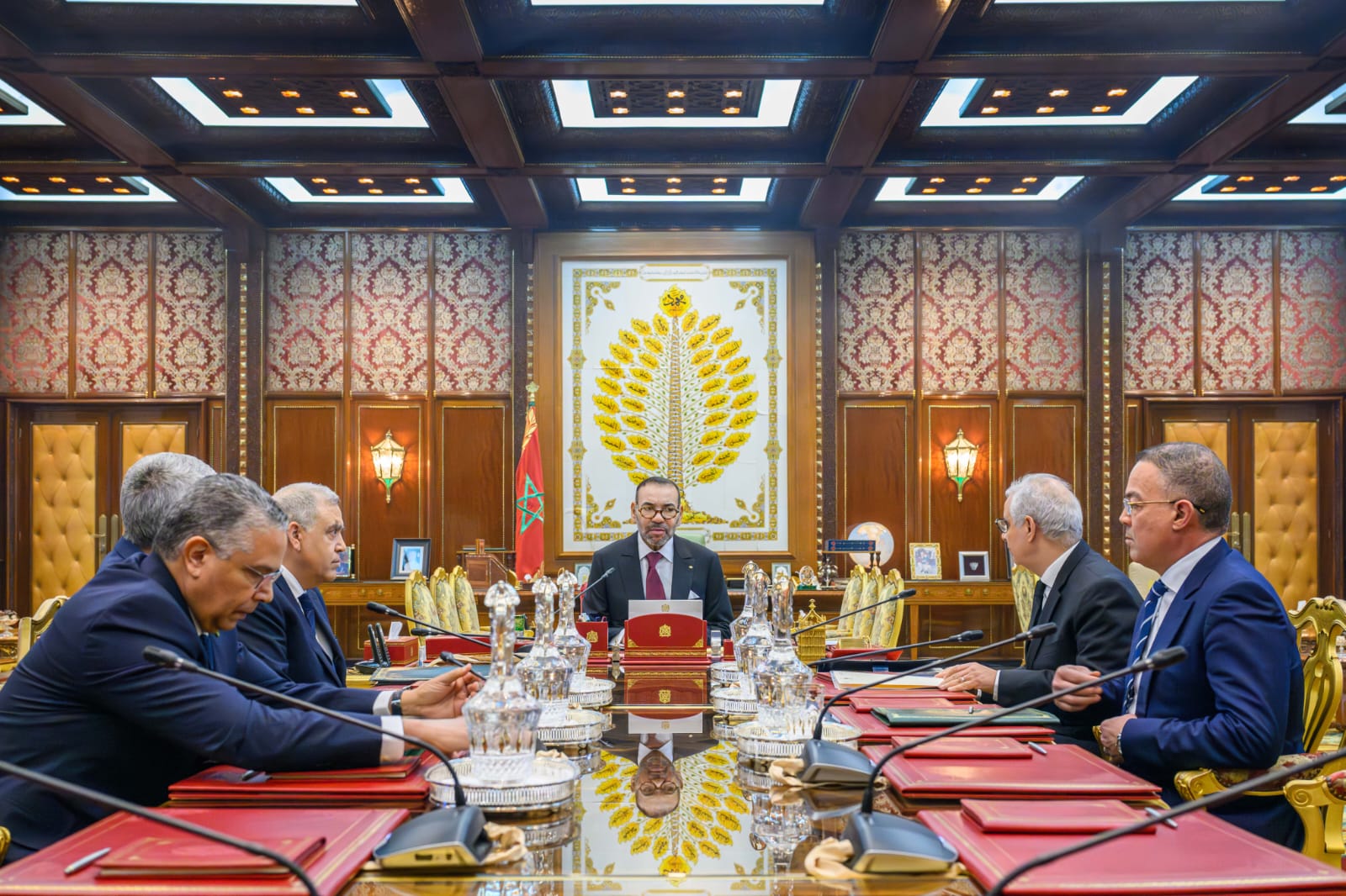 "Sa Majesté le Roi Mohammed VI, que Dieu L'assiste, a présidé, ce jour au Palais Royal de Rabat, une séance de travail consacrée à la problématique de l’Eau.