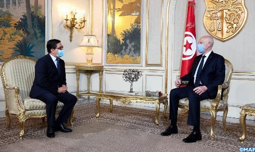 Le ministre des Affaires étrangères, de la Coopération africaine et des Marocains résidant à l'Etranger, M. Nasser Bourita avec le Président tunisien, M. Kaïs Saeïd