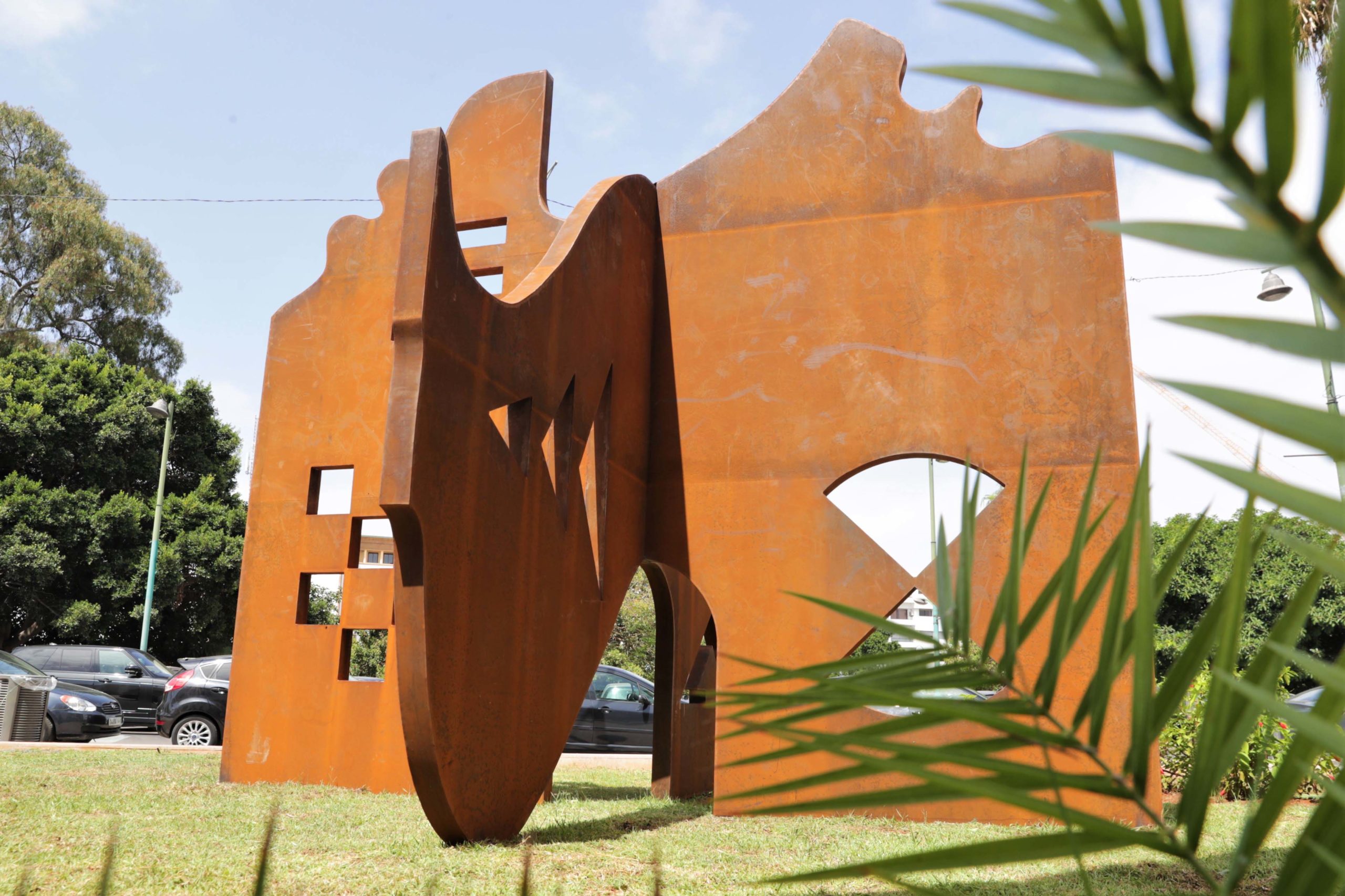 Installation d’une sculpture de l'artiste marocain Farid Belkahia, devant l'entrée du Musée Mohammed VI