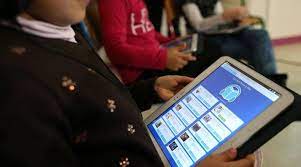 Don de tablettes électroniques au profit d'élèves de Dakhla-Oued Eddahab