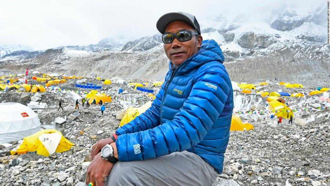 Un Népalais escalade l'Everest pour la 26e fois, un record