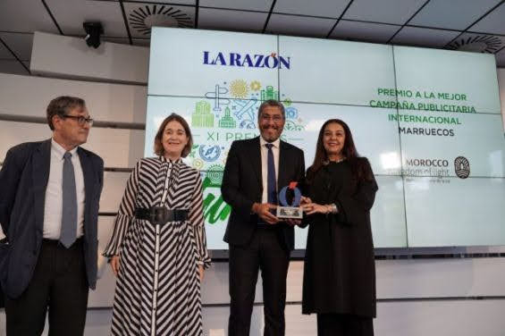 Adel El Fakir, directeur général de l’ONMT et l’ambassadrice du Maroc à Madrid, Karima Benyaich, recevant le prix du journal La Razon.