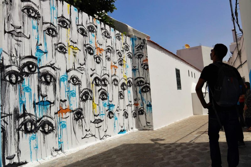 Des artistes marocains, réalisent avec brio et finesse de magnifiques fresques à la ville d’Assilah